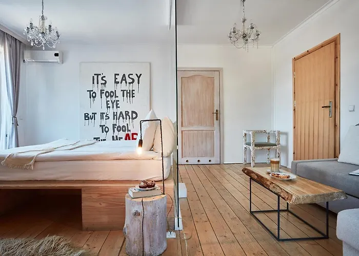 No Name Luxury & Hotel 4*